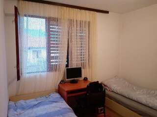 Хостелы Hostel Olea Подгорица Односпальная кровать в общем номере для мужчин с общей ванной комнатой.-1